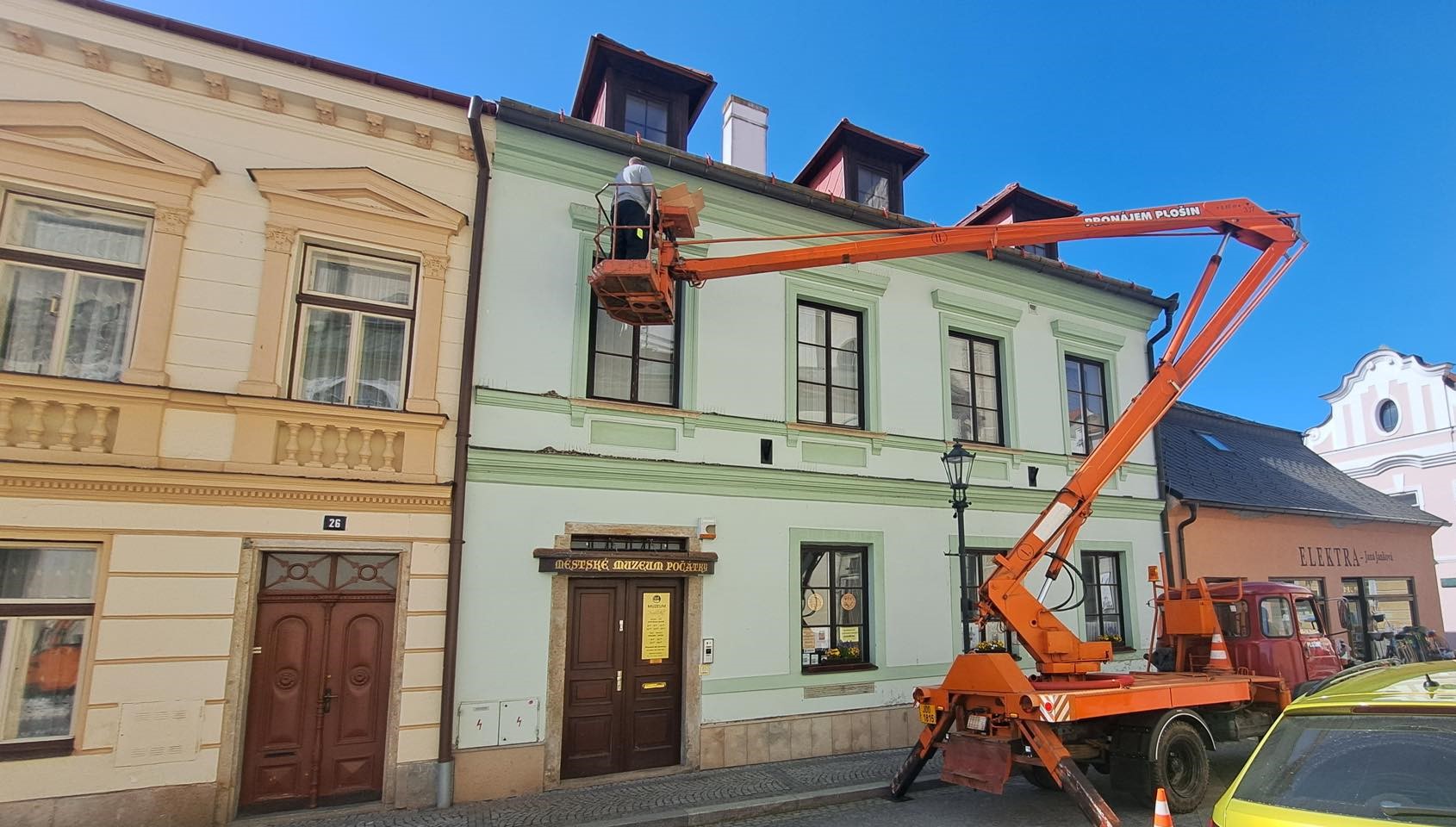 Realizace — práce na fasádě domu